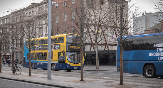 典型的爱尔兰双层巴士在都柏林运行