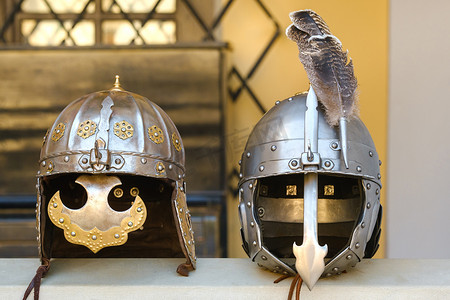 战士背景摄影照片_表面上有两个骑士的头盔。中世纪的概念