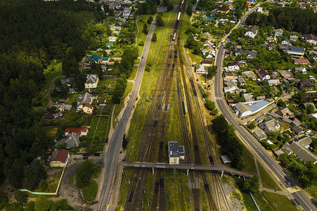 火车和汽车摄影照片_铁路轨道和汽车的空中摄影 汽车和铁路的顶视图 明斯克 白俄罗斯