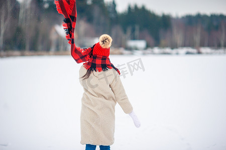 下雪天在森林里户外的女人