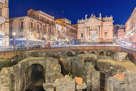 卡塔尼亚 — 2019 年 4 月，意大利西西里岛：卡塔尼亚罗马圆形剧场的夜景，著名的西西里城市一座古剧院的废墟