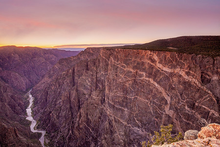 甘尼森国家公园黑峡谷在日出时的风景