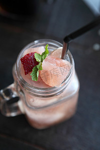 冰块果汁摄影照片_草莓冰块果汁