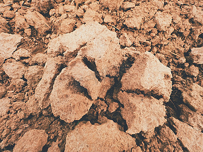 天气炎热摄影照片_田野上干燥的尘土飞扬的粘土。