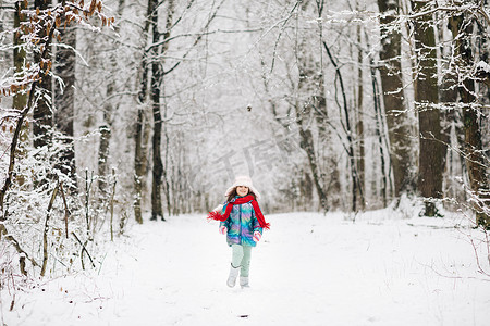 玩雪摄影照片_快乐的小女孩在冬日玩雪。