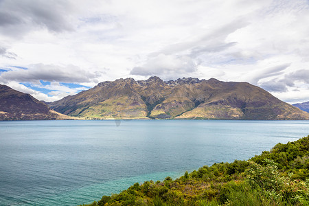 灰色瓦摄影照片_新西兰南部的瓦卡蒂普湖