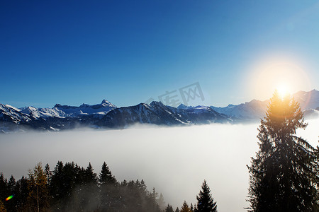 冰雾气摄影照片_在龙疆的雾气之上与瑞士阿尔卑斯山