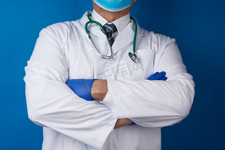 一件白色医疗外套和蓝色乳汁手套的成年男性医生