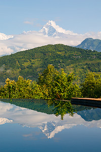 泳池水池摄影照片_倒映在水池中的安纳布尔纳峰