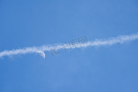 月球上的飞机蒸汽痕迹