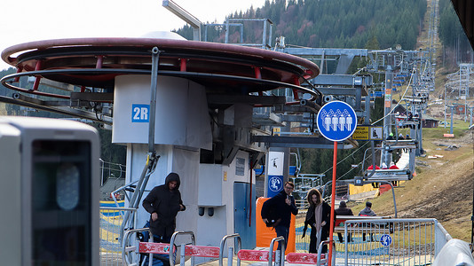 秋季背景天空摄影照片_乌克兰，Bukovel - 2019 年 11 月 20 日。在秋季山坡和冬季滑雪胜地建设中的基础设施背景下，带缆车的滑雪胜地的秋季景色。