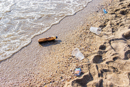 海滩上的塑料瓶和其他污染垃圾引起大量游客的热门旅游目的地。