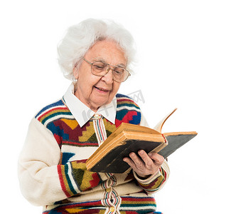 翻一本旧书的老妇人