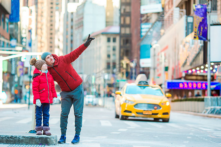 纽约市度假期间，父亲和小孩在时代广场的家庭