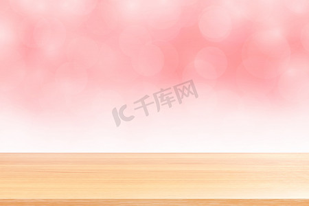 产品横幅广告摄影照片_空木桌地板在模糊的散景柔和的粉红色白色渐变背景上，木板空在粉红色散景彩色浅色阴影上，彩色散景灯渐变柔和，用于横幅广告产品