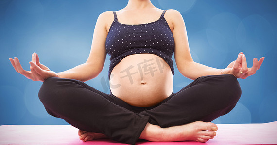 孕妇坐在垫子上莲花姿势的复合图像