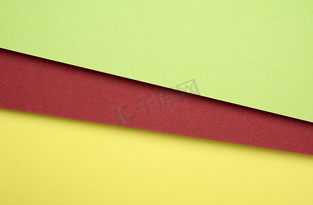 黄色分层摄影照片_彩色绿色、红色和黄色纸张的纸板
