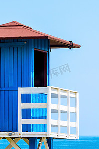 沙滩上的蓝色救援小屋，在海边安全放松，阳光明媚的日子