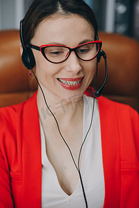 女人戴耳机咨询客户看电脑在线电脑聊天中与客户交谈。