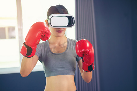 穿着增强现实技术的美丽女人站在拳击场