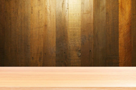 计数器顶部摄影照片_旧木墙背景上的空木桌地板，木桌上空空的木头和图片顶部的光线，木板空白用于模拟展示产品