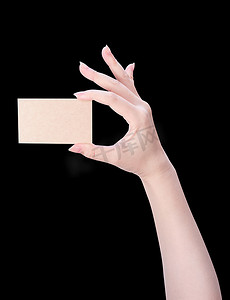 年轻的亚洲清洁女孩手拿着黑色背景中突显的空白牛皮纸棕色纸卡模板，剪裁路径，特写，模拟，剪掉