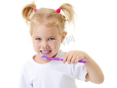 一个小女孩刷牙。