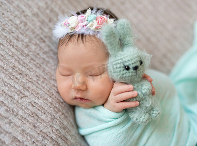 睡觉娃娃摄影照片_睡觉的新生女婴
