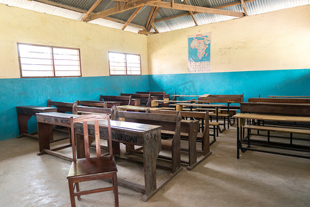 简易版灯片摄影照片_桑给巴尔乡村学校的简易教室