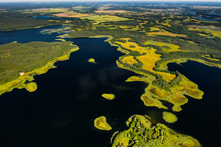 斯拉夫摄影照片_布拉斯拉夫湖国家公园的 Snudy 和 Strusto 湖的顶视图，白俄罗斯最美丽的湖泊。白俄罗斯