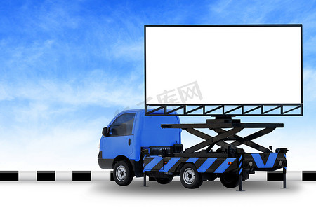 城市led广告摄影照片_汽车蓝色卡车 LED 面板上的广告牌空白，用于在背景天空上隔离的标志广告、大横幅和路边广告牌，用于大广告