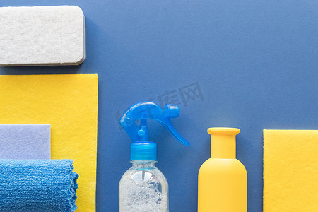 房屋清洁和家政服务，蓝色背景。