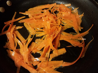 胡萝卜条放入油锅中煎熟