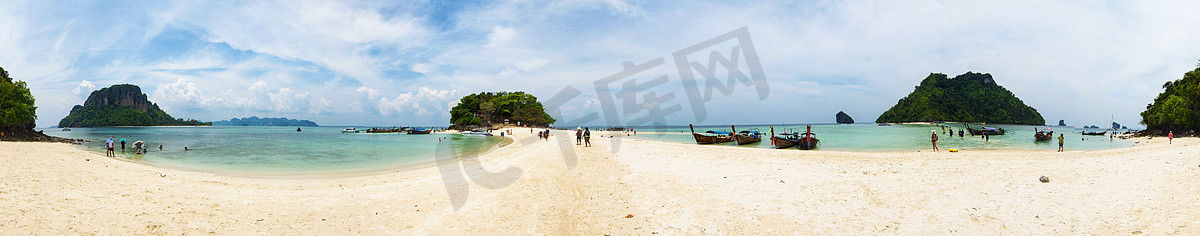 东南亚人摄影照片_鸡岛旅游海滩全景，小船停泊在