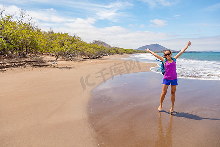 加拉帕戈斯游客在厄瓜多尔加拉帕戈斯群岛圣地亚哥岛埃斯普米拉海滩旅行时享受乐趣。