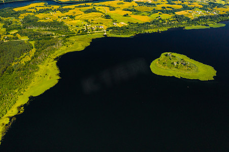 布拉斯拉夫湖国家公园 Drivyaty 湖的顶视图，白俄罗斯最美丽的湖泊。湖中的一个岛屿。白俄罗斯。