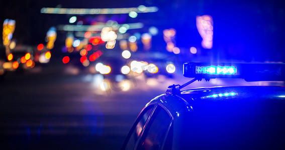 紧急情况摄影照片_城市夜间警车灯 — 有选择性聚焦和散景的特写