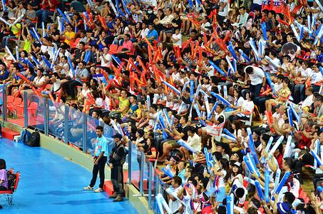 泰国曼谷 — 2015年7月3日：国际排联排球世界大奖赛期间，泰国球迷在华马克室内体育场庆祝泰国得分