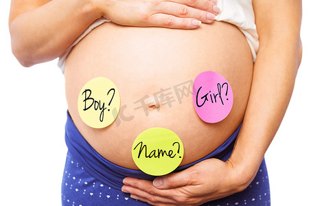 凹凸上贴有贴纸的孕妇的复合图像