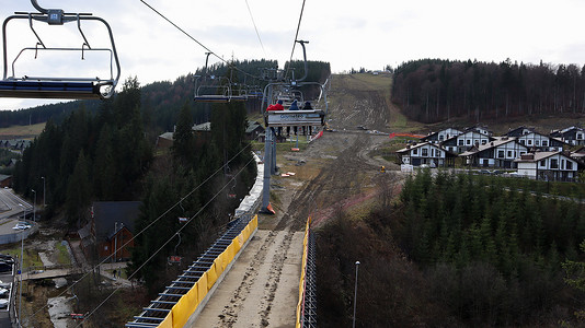 乌克兰，Bukovel - 2019 年 11 月 20 日。在秋季山坡和冬季滑雪胜地建设中的基础设施背景下，带缆车的滑雪胜地的秋季景观。