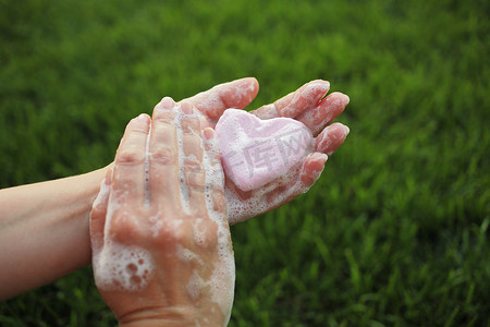 阻止冠状病毒摄影照片_用肥皂男洗手以预防冠状病毒，卫生以阻止冠状病毒的传播。