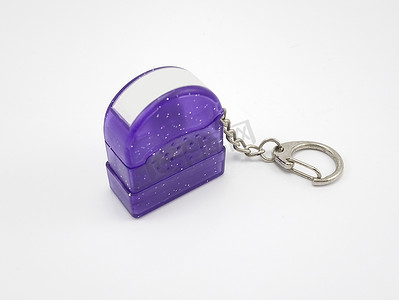 带金属钥匙圈和柴的紫色小塑料闪光印章