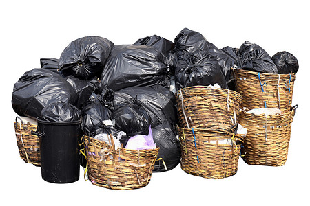 垃圾是一堆堆垃圾堆，孤立的白色背景，许多垃圾塑料袋黑色废物在篮子箱中，垃圾塑料废物垃圾的污染，塑料废物袋箱，堆垃圾废物箱