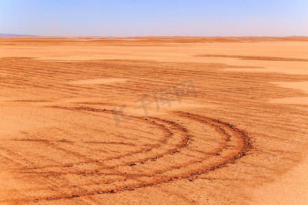 摩洛哥沙漠赛道上的轮胎印记