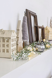 特写镜头，中性木制圣诞度假屋装饰的角度视图。