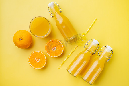 黄色质感摄影照片_鲜橙汁，黄色质感的夏季背景，顶视图平躺
