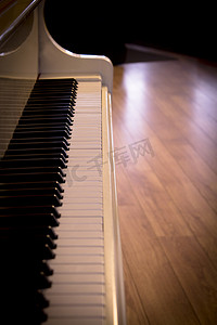 器材音乐摄影照片_白色钢琴键盘