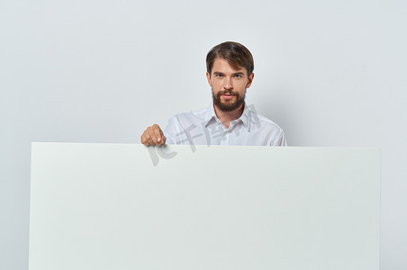穿着衬衫的情绪化男人用手示意白色模型商业广告