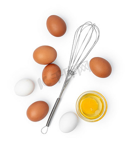 厨具打蛋器插画摄影照片_新鲜鸡蛋与孤立在白色背景上的打蛋器