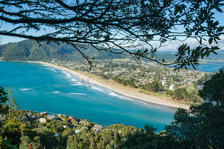 新西兰科罗曼德尔半岛的 Tairua 镇和海滩